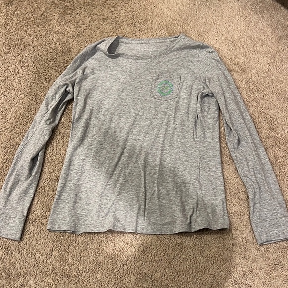 Vineyard vines long sleeve, size small, and is gray. $15 - Picture 1 of 3
